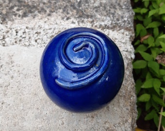Rosenkugel mit aufgesetzter Spirale in nachtblau frostfest robust langlebig Ganzjahresdekoration