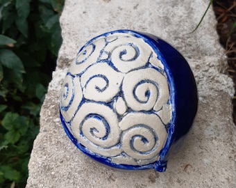 Keramikkugel in blau mit Spiralen frostfest ca. 14 cm