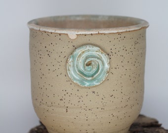 Pfanzgefäß mit Ablaufloch und aufgesetzter Spirale frostfest innen  creme  Spirale und Rand celaton