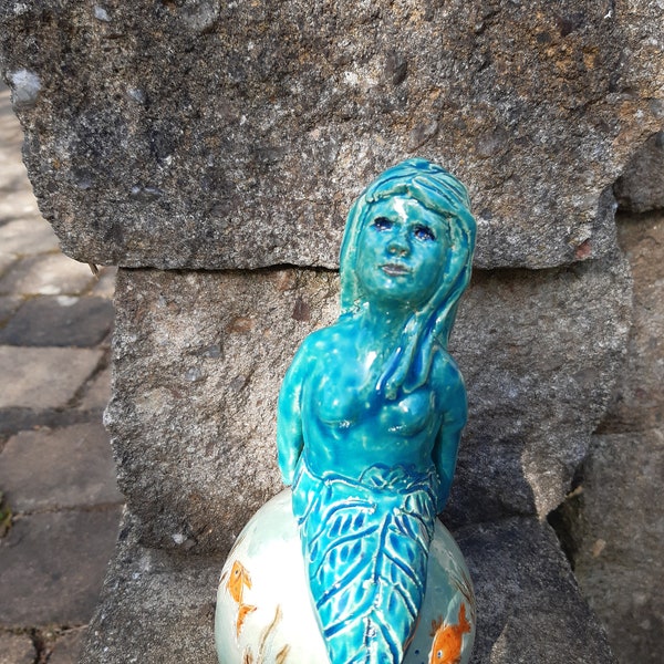 Meerjungfrau auf Keramikkugel mit Fischen Meernixe Tonfigur Keramikfigur Zaunhocker