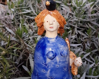 blaue Hexe mit Rabe und Katze    Handgetöpferte Keramikfigur  frostfest gebrannt Zaunhocker Insektenhotel