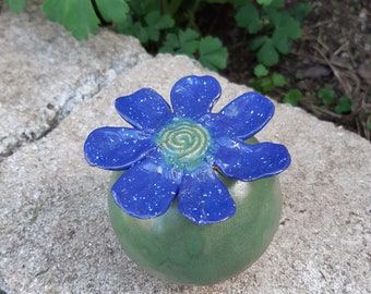 grüne Keramikkugel mit blauer(mit weißen Sprenkel) aufgesetzter Blume  9 cm  Rosenkugel