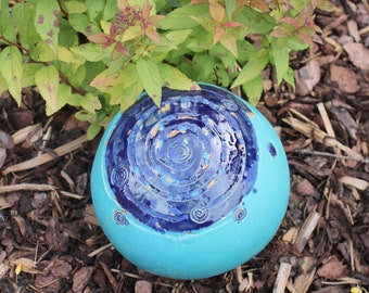 Keramikkugel in türkis und blau mit Spiralmuster  17 cm