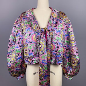 Giacca vintage anni &#39;30 / Taglia media / Bolero o giacca da camera reversibile anni &#39;30/&#39;20 con maniche a palloncino, annodabile sul davanti, giacca in seta rosa shocking con motivo paisley