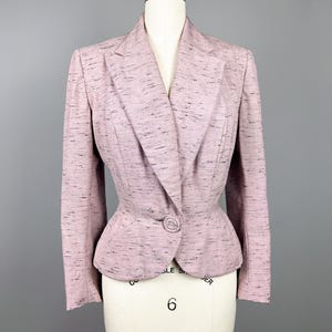 Puede incluir: Una chaqueta rosa con un patr&oacute;n moteado. La chaqueta tiene un cierre de un solo bot&oacute;n y una cintura ajustada.