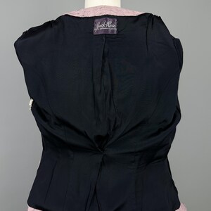 Puede incluir: Vista posterior de una chaqueta de mujer rosa y negra con una etiqueta que dice "Jack Rose, Santa Barbara, Ventura".