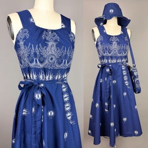 Vestido vintage de los años 70 con sombrero y bolso a juego / Mediano / Vestido cruzado de los años 70 con estampado de bandana azul marino y blanco, sombrero de pescador, cartera