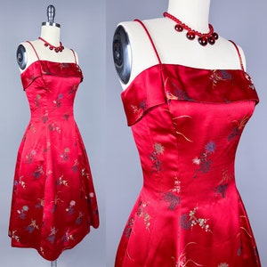 Vestido vintage de los años 50 (XS, S)/Vestido de cóctel con brocado de satén de seda de los años 60, vestido de fiesta con tirantes en rojo rubí intenso.