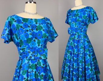 Vintage jaren 50-jurk van Maggi Stover | Klein | Jaren 50 juweelkleurige bloemenjurk van gepolijst katoen, jurk met volledige rok en buikband-taille