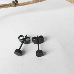 1 Paar winzige kleine schwarze Ohrstecker minimalistisch Ohr Edelstahl Ohrstecker Ohrmuschel Chirurgenstahl Punktohrstecker Scheibe 4 mm Bild 2