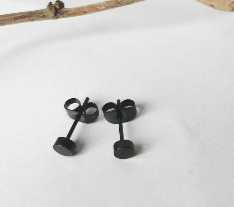 1 Paar winzige kleine schwarze Ohrstecker minimalistisch Ohr Edelstahl Ohrstecker Ohrmuschel Chirurgenstahl Punktohrstecker Scheibe 4 mm Bild 2