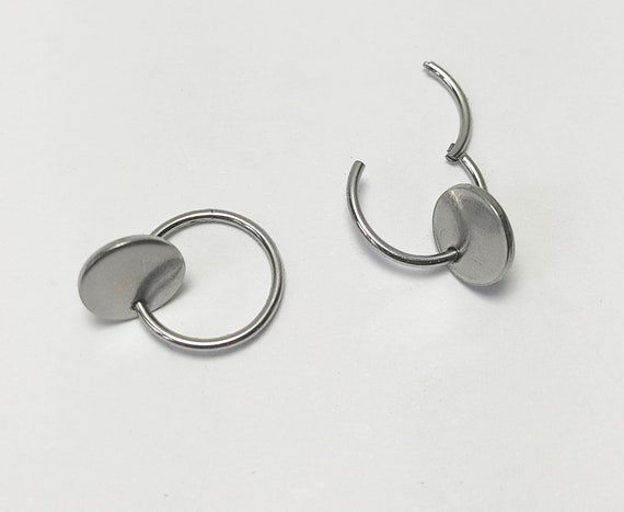 beyoutifulthings 1 paio di orecchini a cerchio da donna, larghezza 2 mm, diametro 8/10 mm, in acciaio chirurgico, diversi colori, Acciaio inossidabile