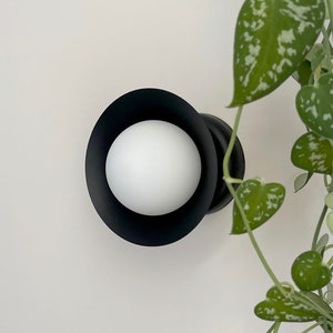 Applique murale minimaliste en laiton, globe en verre, applique murale conique bronze Mid-Century [Emily]