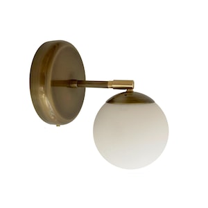 Applique murale minimaliste en laiton avec globe en verre LightMid Century Modern Lighting [Erita]