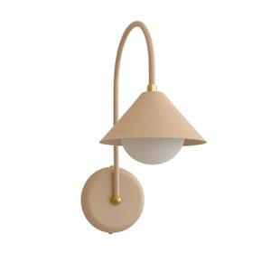 Applique murale minimaliste en laiton vieilli, globe en verre opale, éclairage globe
