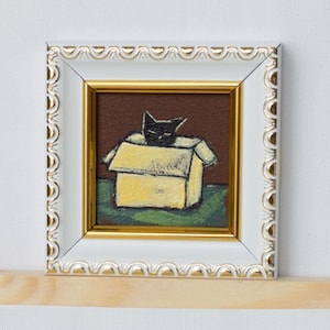 Miniatura de gatito negro en una caja, pintada a mano, 2 x 2 pulgadas, en marco blanco o dorado