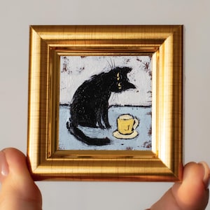 Gato negro con taza amarilla, pintura al óleo en miniatura, pintada a mano, 2 x 2 pulgadas, en marco blanco o dorado