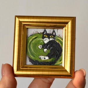 Gato negro sobre una alfombra verde, pintura al óleo en miniatura, pintada a mano, 2 x 2 pulgadas