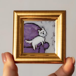 Westie en una silla morada en miniatura / Cachorro blanco pintado a mano en miniatura al óleo / 2 x 2 pulgadas
