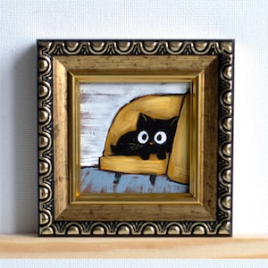 Gatinho preto em cadeira amarela mini pintura a óleo / pintado à mão 2x2 polegadas miniatura
