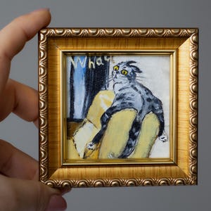 Gato gris sobre el respaldo de una silla amarilla / Pintura al óleo en miniatura pintada a mano de 7 x 7 cm