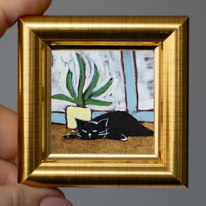 Mini peinture chaton noir sur une chaise jaune / Miniature peinte à la main 5 x 5 cm