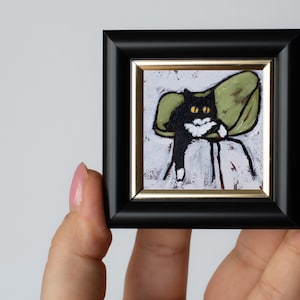 Gato negro en una silla verde, pintura al óleo en miniatura / Miniatura pintada a mano / 2 x 2 pulgadas