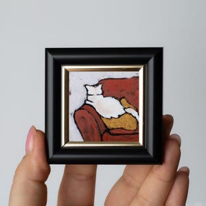 Gato blanco durmiendo sobre una almohada dorada, pintura al óleo en miniatura, pintada a mano, 2 x 2 pulgadas