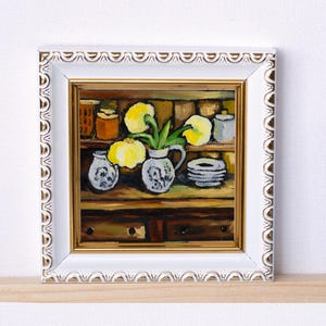 Flores amarelas em um vaso branco em armário de madeira Pintura a óleo em miniatura / Mini Atr pintado à mão / 3x3 polegadas