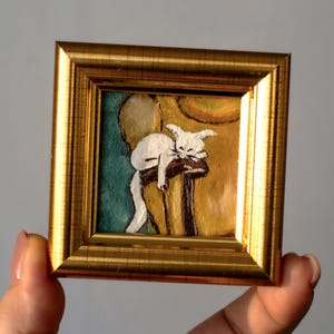 Mini peinture à l'huile Chat blanc sur une chaise jaune / Miniature peinte à la main 5 x 5 cm