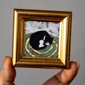 Gato negro durmiendo sobre una alfombra verde, pintura al óleo en miniatura, pintada a mano, 2 x 2 pulgadas