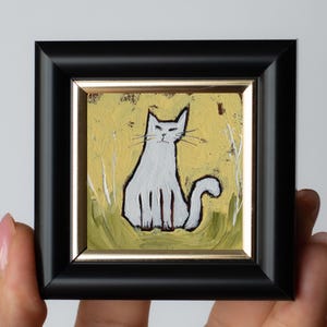 Witte kat op geel mini-olieverfschilderij / Vierkant handgeschilderd miniatuur / Gezellige kamerinrichting / 2 x 2 inch