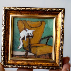 Chat blanc endormi sur une chaise jaune dans une pièce verte / Peinture à l'huile miniature 7 x 7 cm peinte à la main