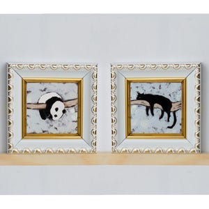 Panda adormecido Pantera Díptico Miniatura / Animais engraçados Pintado à mão 2x2 polegadas Mini pintura a óleo