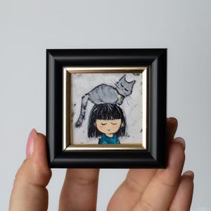 Menina com um gato cinza na cabeça / Mini pintura a óleo pintada à mão 2x2 polegadas