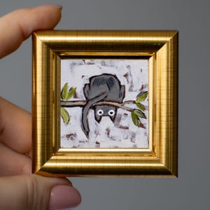 Mini peinture à l'huile chat gris à l'envers / Chat sur un arbre / Miniature peinte à la main 5 x 5 cm