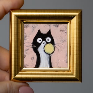 Gato com Chiclete Miniatura / Gato Surpreso em Rosa / Pintado à Mão 2x2 polegadas Mini Pintura a Óleo