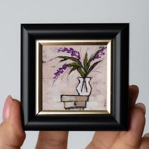 Flores roxas em vaso branco miniatura / Flores mini pintura a óleo / Preto - Moldura dourada pintado à mão 2x2 polegadas