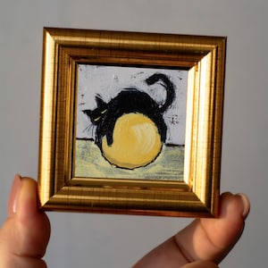 Gatinho preto dormindo em uma bola amarela mini pintura a óleo / pintado à mão 2x2 polegadas miniatura