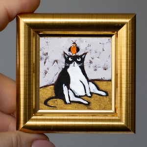 Gato con un pájaro / escarabajo en su cabeza en miniatura / Mini pintura al óleo pintada a mano en cuadrado dorado / 2x2 pulgadas