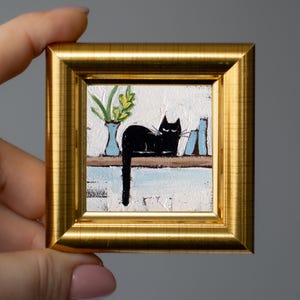 Gato negro descansando en una estantería. Mini pintura al óleo. Planos. Cuadrado. Pintado a mano. Miniatura. 2 x 2 pulgadas.