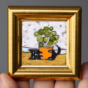 Miniatura de gato negro durmiendo, pintura al óleo, alféizar de ventana dorado, jarrón con plantas, pintada a mano, 2 x 2 pulgadas