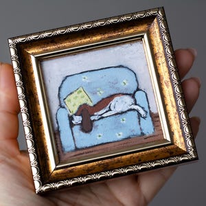 Perro blanco durmiendo en un sofá azul / Pintura al óleo en miniatura pintada a mano de 7 x 7 cm