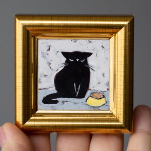 Gato negro al que no le gusta su comida Mini pintura al óleo / Pintada a mano 2x2 pulgadas Miniatura