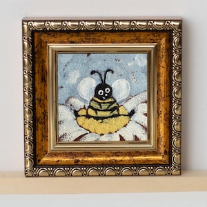 Abelha feliz em miniatura / Flor margarida / Pintura a óleo engraçada pintada à mão 2x2 polegadas