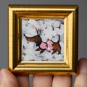 Dachshund fofo em uma fantasia de princesa miniatura / pintado à mão 2x2 polegadas mini pintura a óleo