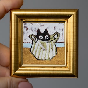Gato preto em bolsa listrada mini pintura a óleo / pintado à mão 2x2 polegadas miniatura