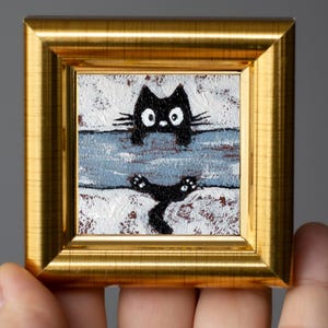 Aguanta, gatito en miniatura / Gato negro en miniatura, pintura al óleo, 2 x 2 pulgadas cuadradas, pintada a mano