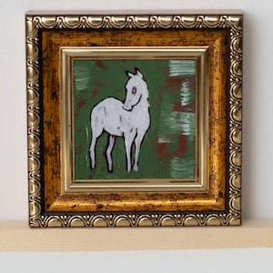 Caballo blanco minimalista en miniatura, verde vintage, marco dorado, pintura al óleo de 5 x 5 cm pintada a mano.