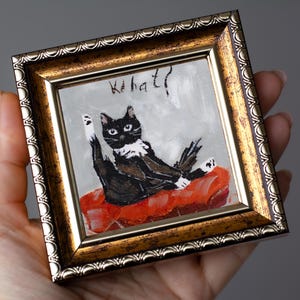 Gato negro lavándose sobre un cojín rojo Miniatura pintada a mano / 7 x 7 cm Pintura al óleo regalo